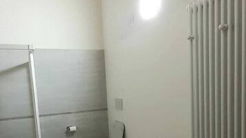 Camera con letto matrimoniale o 2 letti singoli | Bagno | Doccia, set di cortesia gratuito, asciugamani, sapone