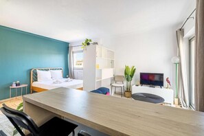 Iron/ironing board, Internet, bed sheets