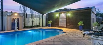 LUX Urban 4-Bedroom, Sleeps 9, with Pool