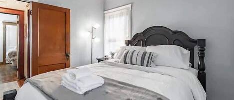 2 habitaciones, tabla de planchar con plancha, wifi y ropa de cama