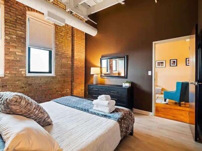 Lakefront Loft - Walk 2 First Energy x Progressive
