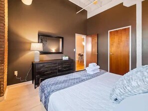 1 dormitorio, escritorio, tabla de planchar con plancha y wifi