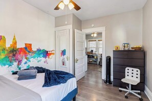 1 dormitorio, tabla de planchar con plancha, wifi y ropa de cama