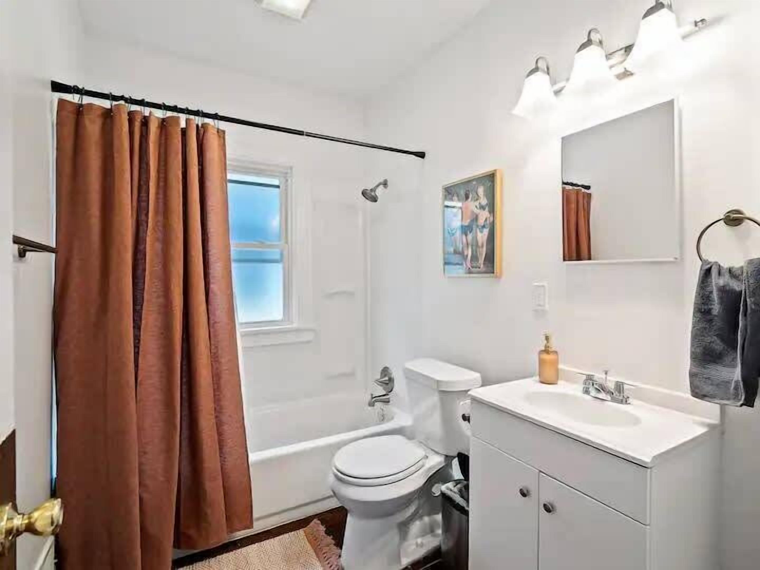 Douche, sèche-cheveux, serviettes fournies, shampoing
