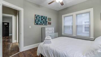 2 間睡房、熨斗/熨衫板、Wi-Fi、床單