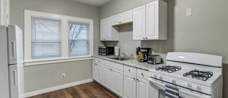 Kjøleskap, mikrobølgeovn, ovn og kokeplater