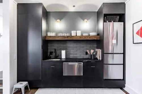 Spacious Riverfront Suite - Close to Downtown