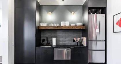Spacious Riverfront Suite - Close to Downtown
