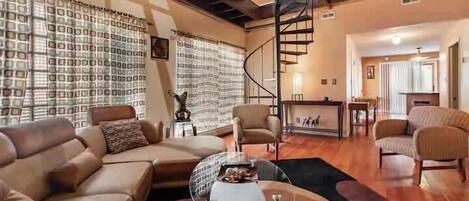 Una televisión, una oficina