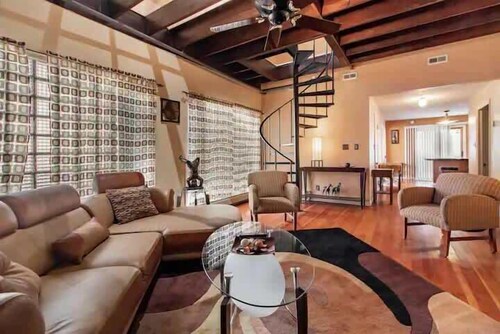 Spacious Family Getaway - Near Cleveland Clinic