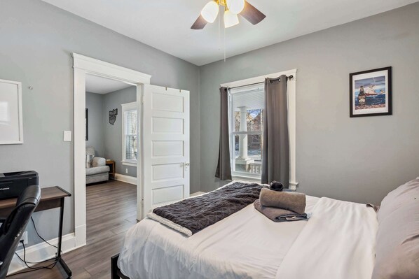 2 bedrooms, desk, iron/ironing board, WiFi - BrewLoft Cleveland - Near Rock Hall & Downtown (Lakewood)