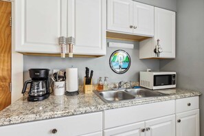 Fridge, microwave, oven, stovetop - BrewLoft Cleveland - Near Rock Hall & Downtown (Lakewood)