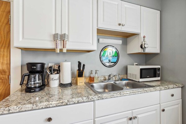 Kjøleskap, mikrobølgeovn, ovn og kokeplater