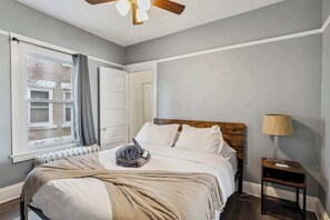 2 bedrooms, desk, iron/ironing board, WiFi