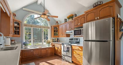 NEW! Niagara Riverview, Backs onto River
