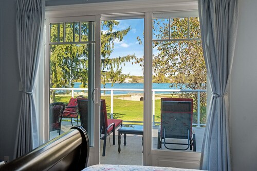 NEW! Niagara Riverview, Backs onto River
