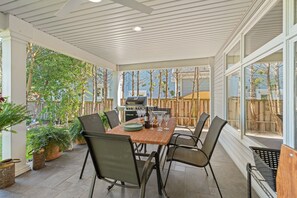 Outdoor dining - NEW! Niagara Riverview, Backs onto River (Niagara-on-the-Lake)