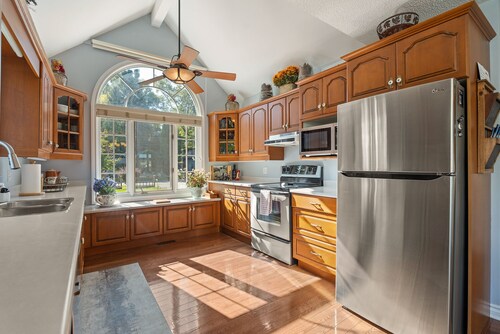 NEW! Niagara Riverview, Backs onto River