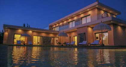 Spacious 5-bedroom villa with swimming pool and garden in lovely Marrakech