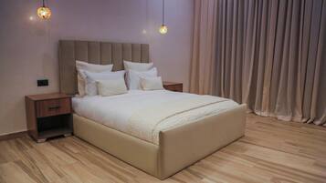 5 bedrooms, iron/ironing board, WiFi, bed sheets