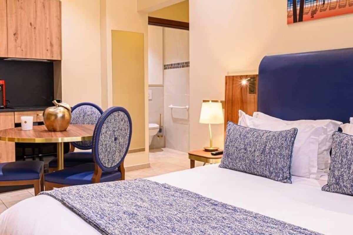 Standard Studio | In-room safe, blackout drapes, soundproofing, iron/ironing board