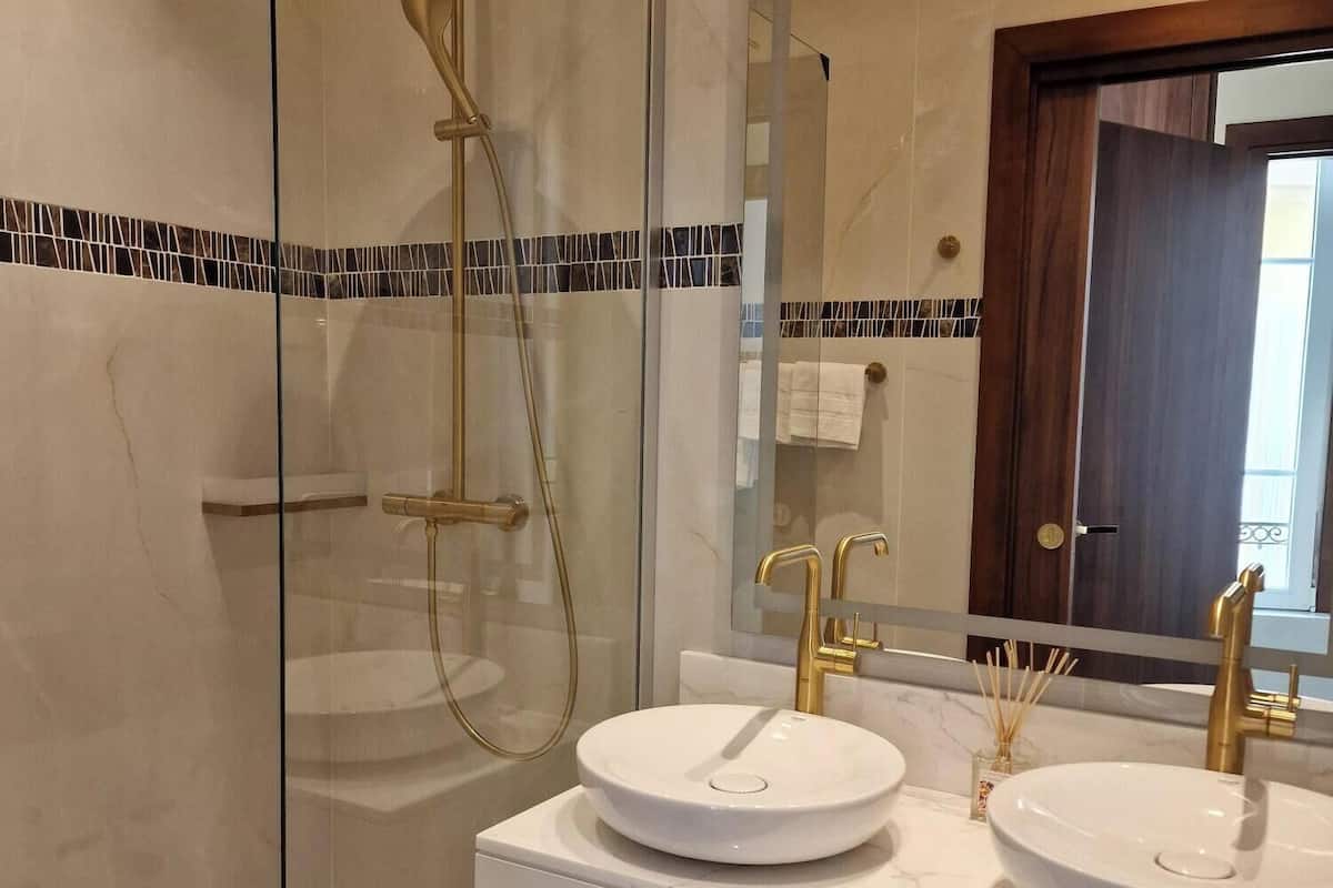 Familie appartement, uitzicht op stad | Badkamer | Een douche, een haardroger, handdoeken, toiletpapier