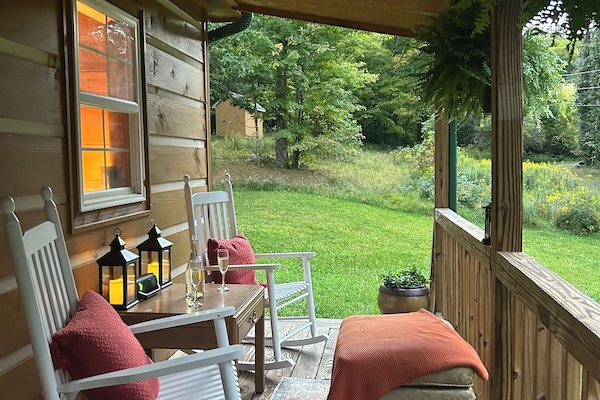 Beautiful cosy outdoor porch
With outdoor eating area.