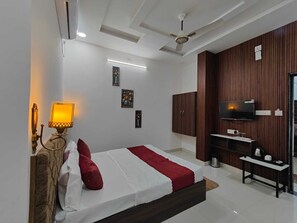 In-room safe, desk, laptop workspace, soundproofing