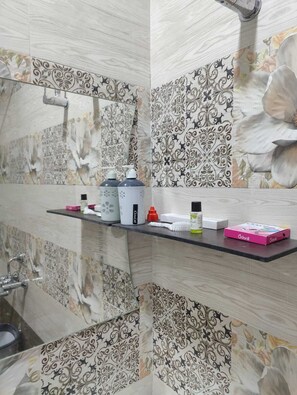 Shower, free toiletries, soap, shampoo - Hotel Rishi Excellency (Sojat)