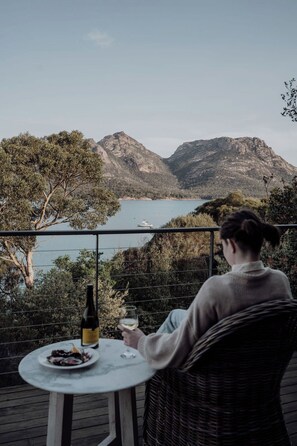 A person dining at a table with a view of a lake and mountains. - Sentinel at Freycinet (Glamorgan-Spring Bay)
