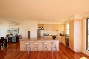 Køleskab, mikrobølgeovn, ovn, kogeplade