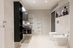 Doccia, asciugacapelli, bidet, asciugamani
