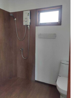 Doccia, asciugacapelli, asciugamani, sapone