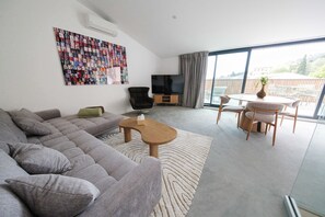TV - Les Suites du Parc : Appartement d'exception au dernier étage avec une grande terrasse vue mer de 2 chambres face au parc Simone Veil à 2 minutes des halles (Sète)