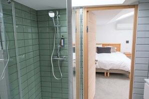 Dusche, Handtücher, Shampoo