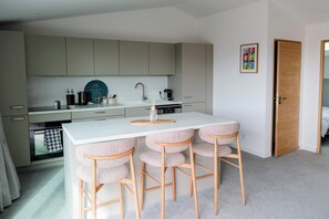 Fridge, oven, dishwasher, coffee/tea maker - Les Suites du Parc : Appartement d'exception au dernier étage avec une grande terrasse vue mer de 2 chambres face au parc Simone Veil à 2 minutes des halles (Sète)