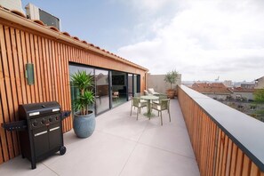 Outdoor dining - Les Suites du Parc : Appartement d'exception au dernier étage avec une grande terrasse vue mer de 2 chambres face au parc Simone Veil à 2 minutes des halles (Sète)