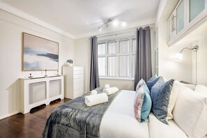 2 bedrooms, iron/ironing board, travel cot, free WiFi - The Buckingham Palace Experience - 2 Bedroom Charm (Greater London)