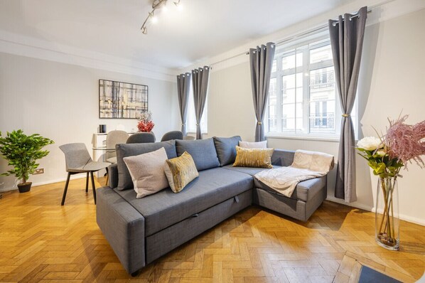 Smart TV - The Buckingham Palace Experience - 2 Bedroom Charm (Greater London)