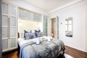 2 quartos, ferros/tábuas de passar roupa, berço de viagem