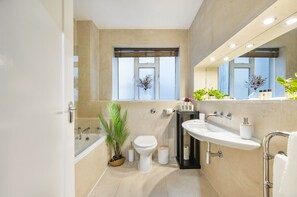 Hair dryer, towels - The Buckingham Palace Experience - 2 Bedroom Charm (Greater London)