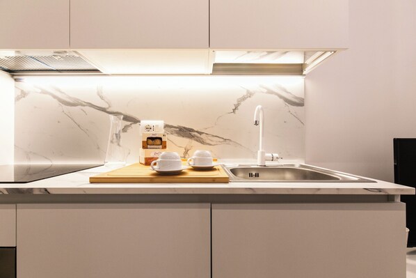 Estudio Confort | Cocina privada | Frigorífico, horno, placa de cocina y lavavajillas