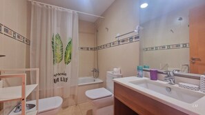 Apartment, 2 Bedrooms, Accessible, Balcony | Bathroom