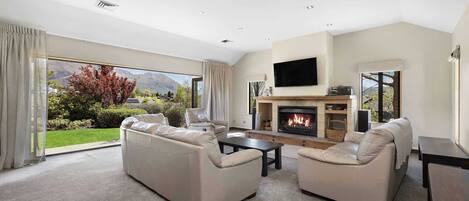 Een smart-tv, een open haard, een dvd-speler en een stereo