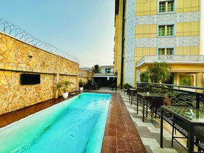 Outdoor pool - Presken Bank Anthony (Lagos)