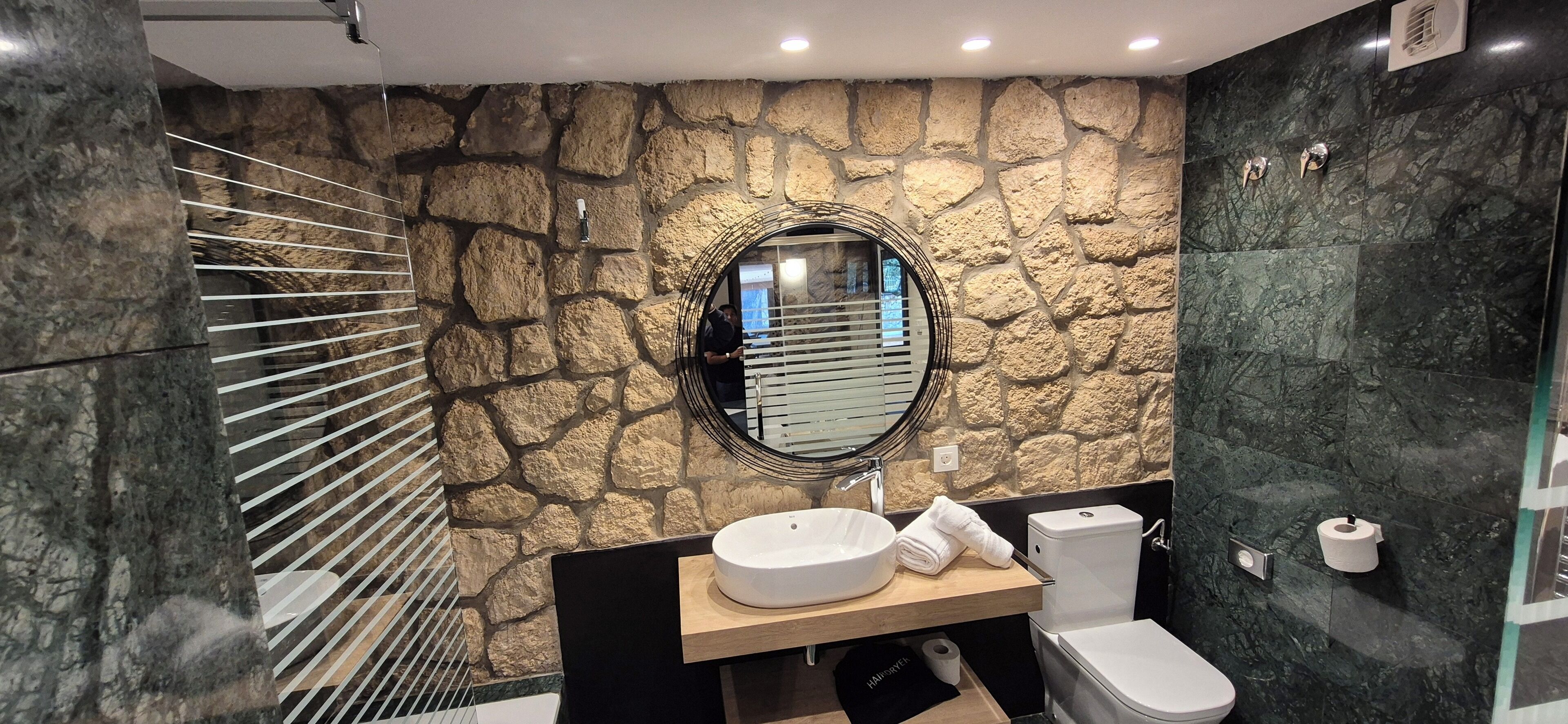 Standaard tweepersoonskamer | Badkamer | Een haardroger, handdoeken, zeep, shampoo