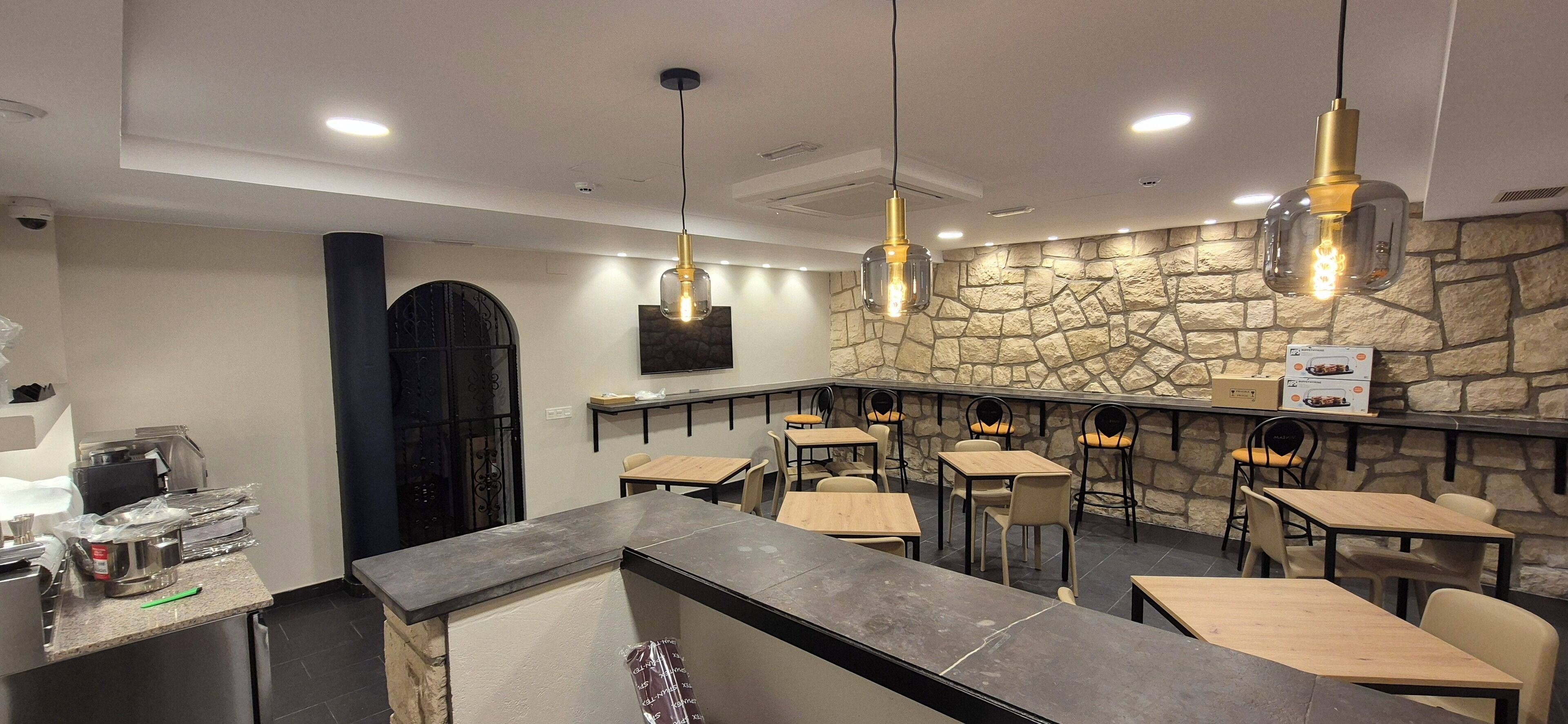 Dagelijks continentaal ontbijt (EUR 6 per persoon)