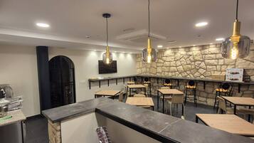 Petit déjeuner continental (6 EUR par personne)