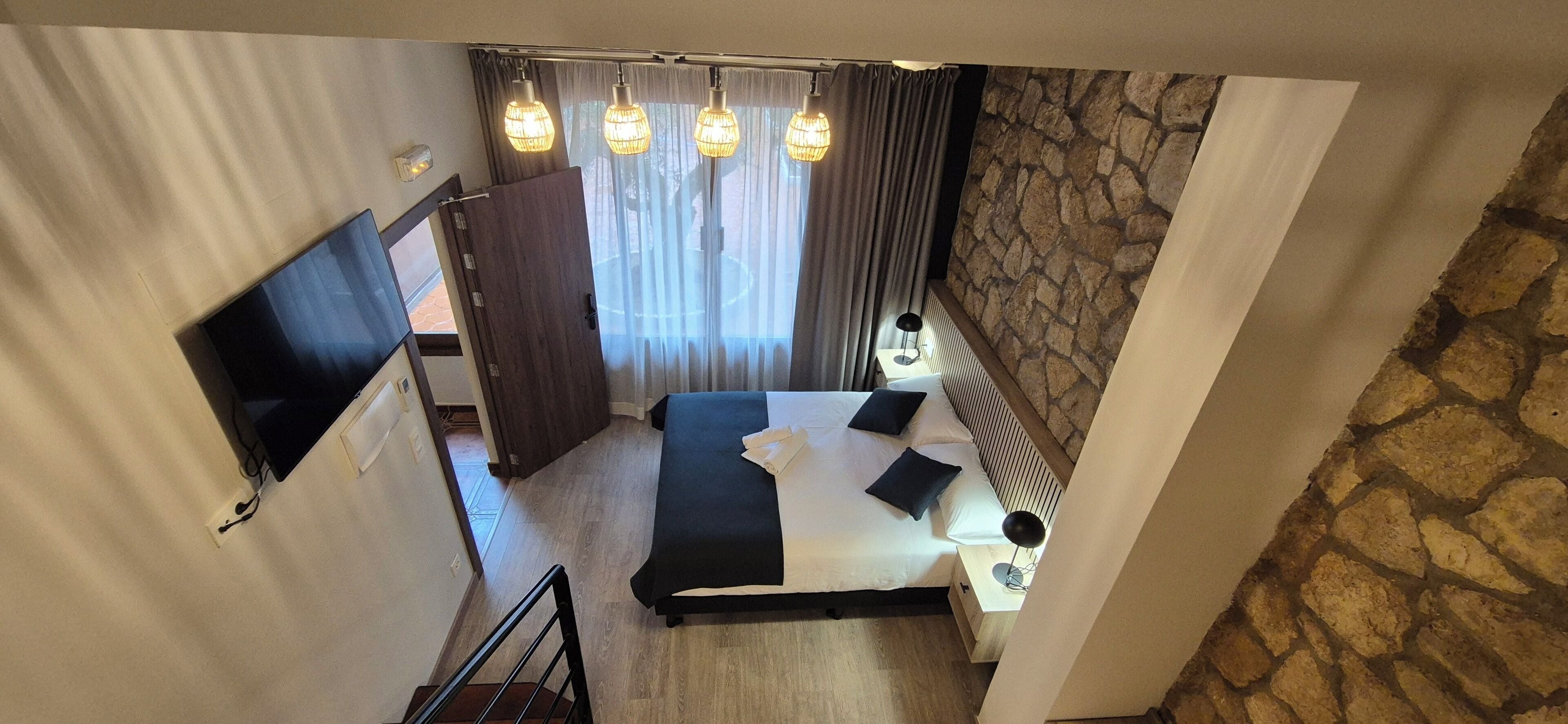 Deluxe Double Room | Cribs/infant beds, rollaway beds, free WiFi, bed sheets