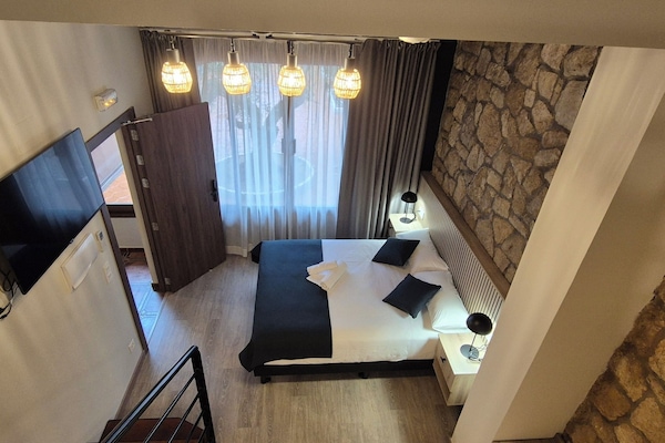 Deluxe Double Room | Cribs/infant beds, rollaway beds, free WiFi, bed sheets